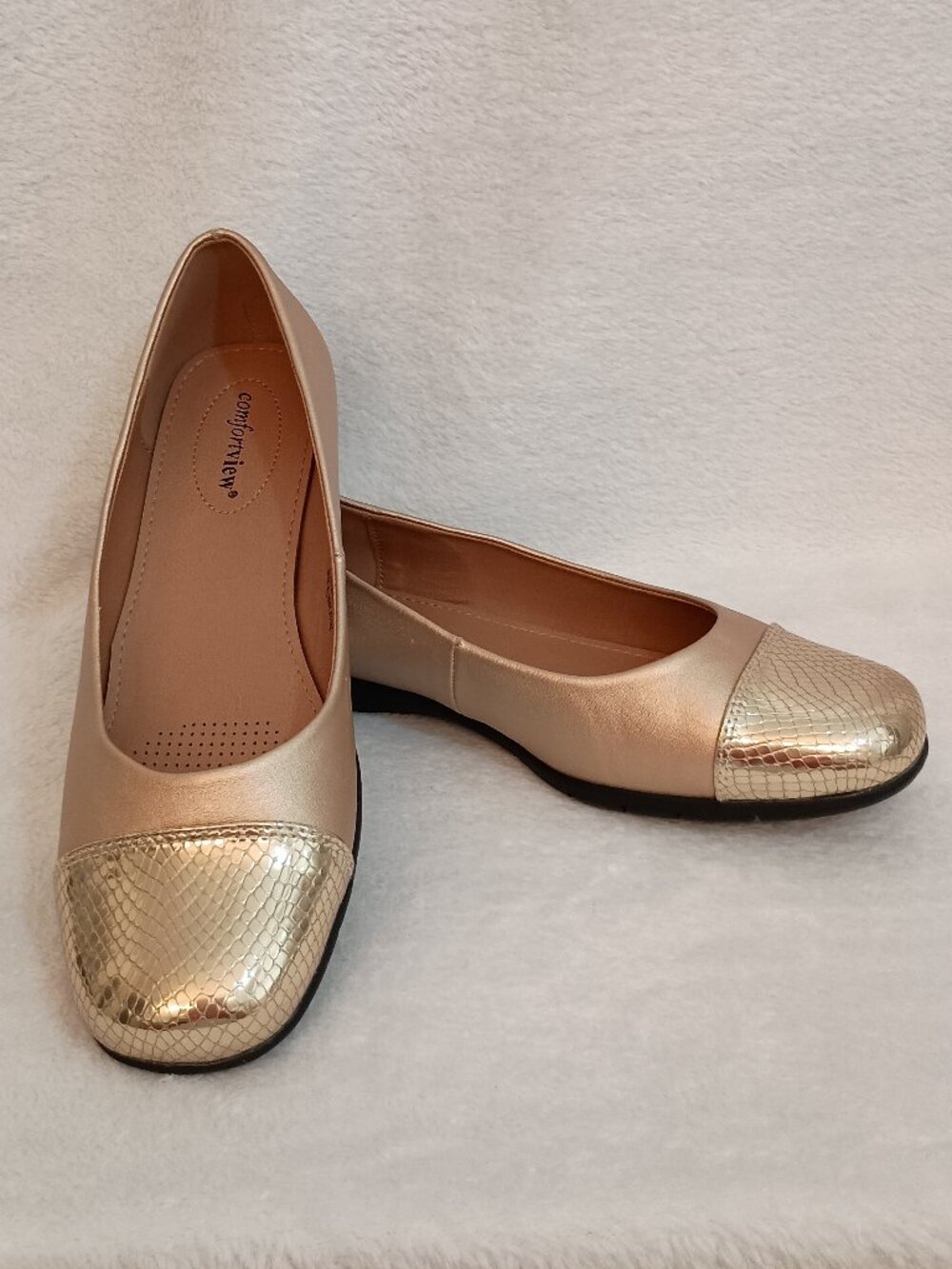 NWOB Comfortview The Fay Gold Slip On Flat 10M Metallic Snake Toe